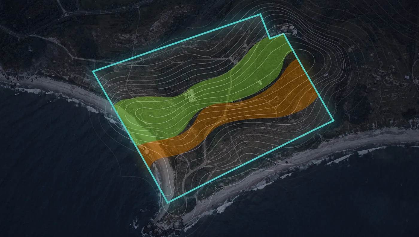 Vista aérea de satélite com o perímetro do terreno delimitado em ciano, curvas de nível e faixas de análise coloridas sobre a área